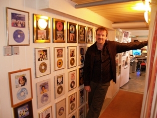 Studio 1 Durchgang, Raum CDs und Auszeichnungen