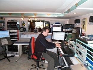 Studio 1 mit Christian Maier an den Keys ( Roland Fantom G7, Korg M 50, Yamaha Motif ES 7, Yamaha TYROS 3